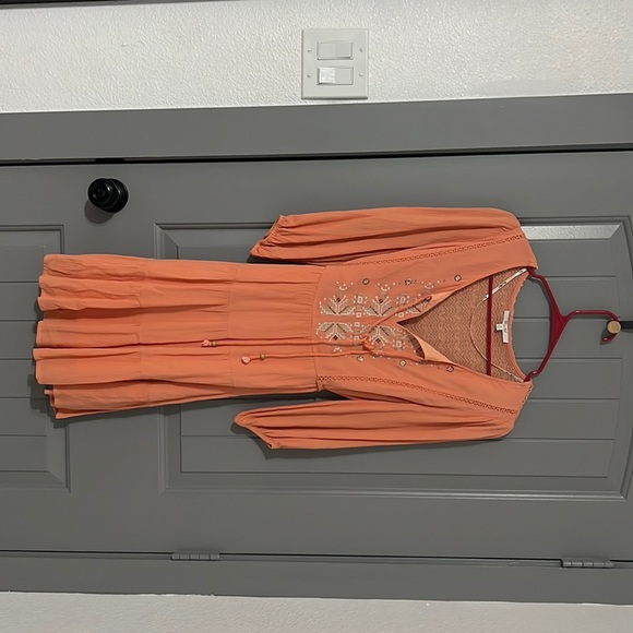 Brad miss me beautiful dress with beautiful details on it.. - Picture 1 of 2